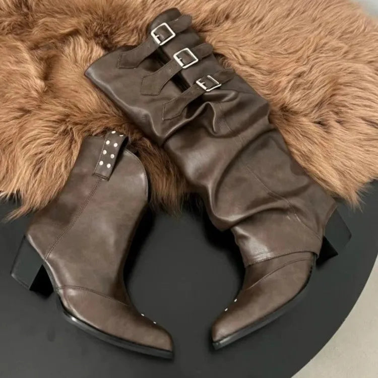 Botas altas negras para mujer, estilo gótico Y2K y punk "Wasteland", con remaches y estética vintage tipo motero y western.