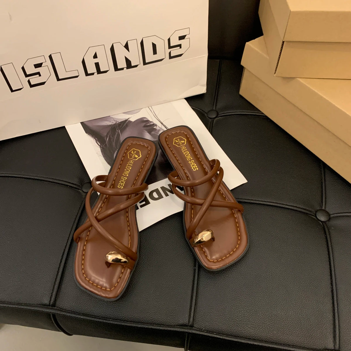 Sandalias tipo pala para mujer con tiras cruzadas y trabilla para el dedo; calzado de playa cómodo y ligero con diseño casual en color liso para el verano.