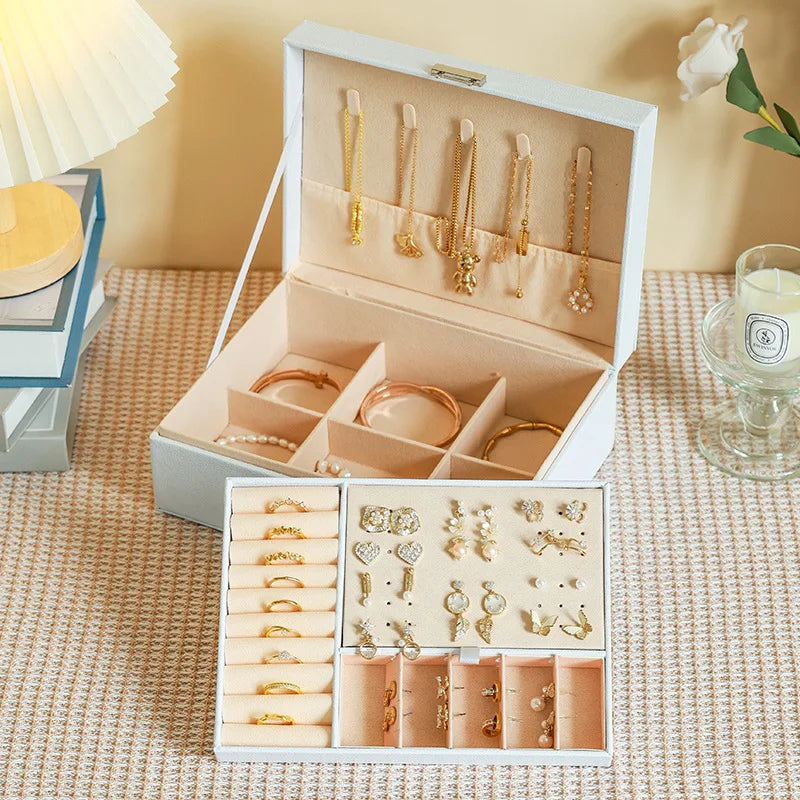 1 caja para guardar joyas (collares y pendientes); opción ideal para regalo.