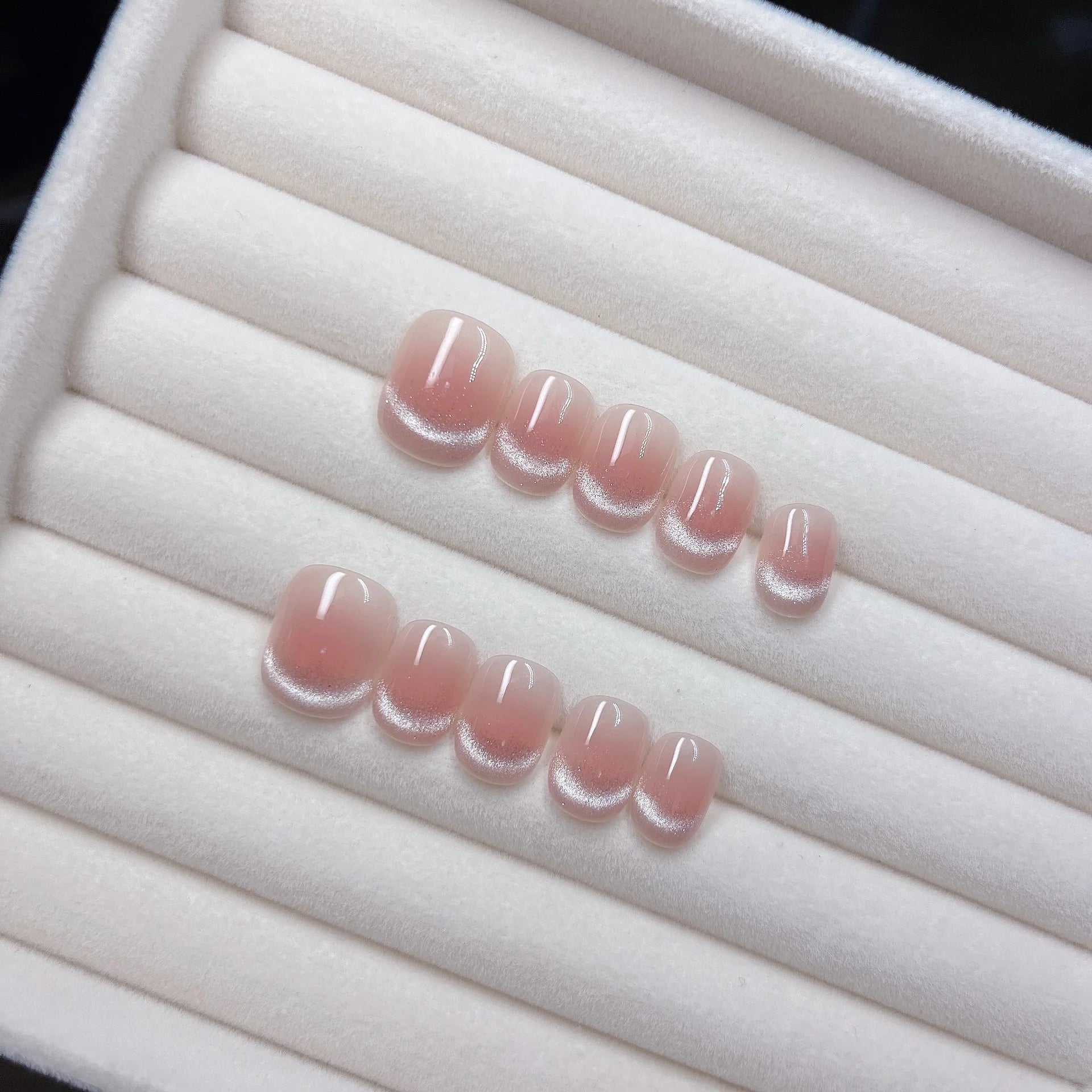 10 piezas de uñas postizas hechas a mano (estilo *press-on*) de longitud media; diseño francés con borde rosa escalonado y efecto ojo de gato brillante; cobertura total para mujeres y chicas.