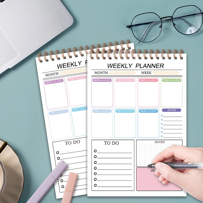 Cuaderno de planificación semanal sencilla: libreta de listas de tareas con 52 hojas de planificación en blanco (8 x 5,6 pulgadas), papel grueso de 120 g y sin fechas para establecer objetivos con flexibilidad.