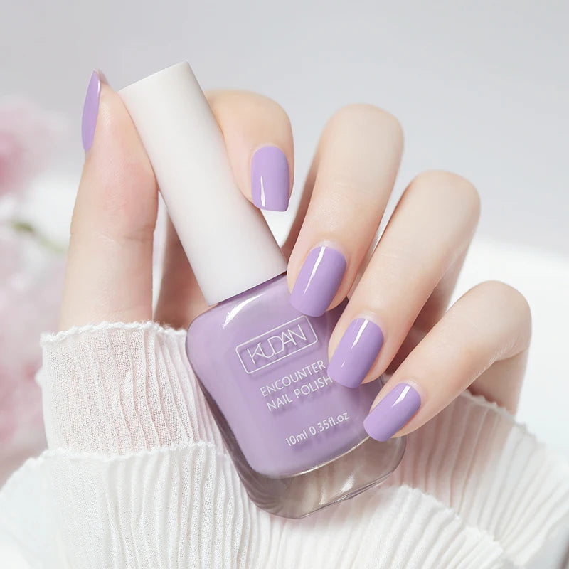 Esmalte de uñas de 10 ml a base de agua, de secado rápido y larga duración; fórmula saludable con efecto iluminador; no requiere lámpara de secado.