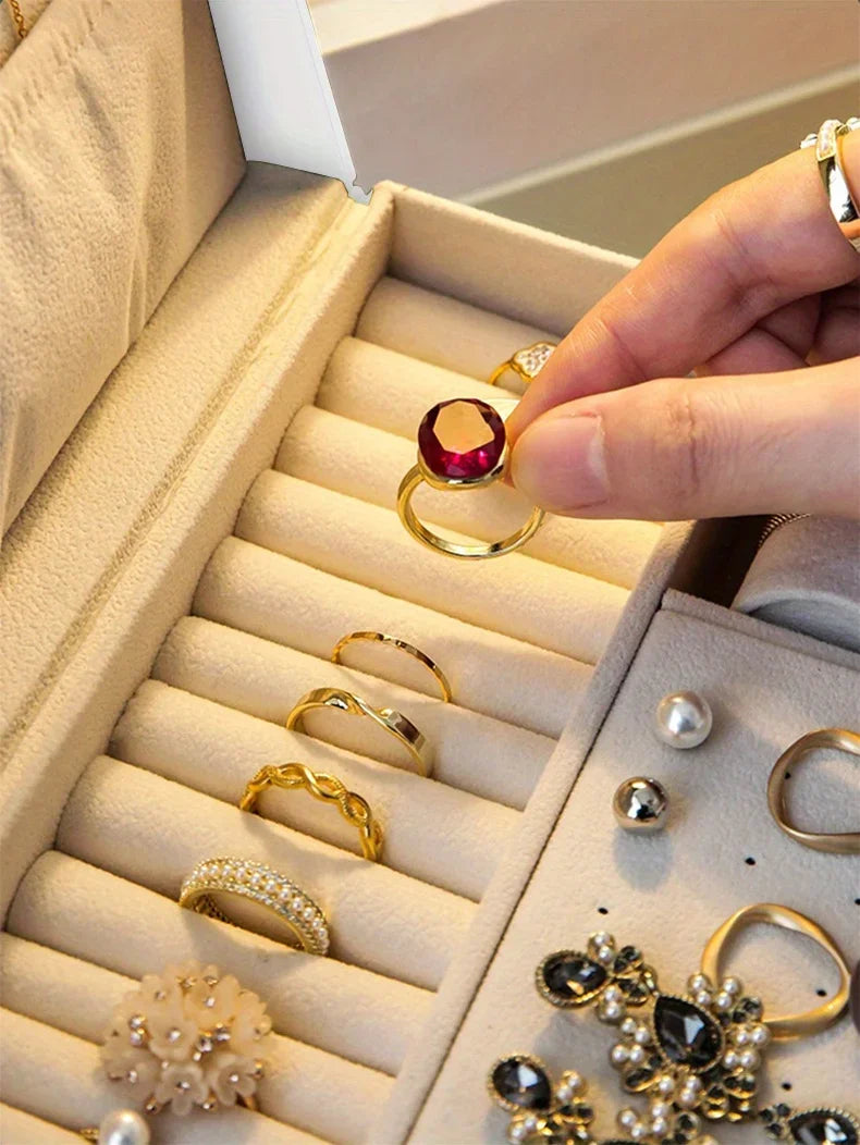 1 caja para guardar joyas (collares y pendientes); opción ideal para regalo.