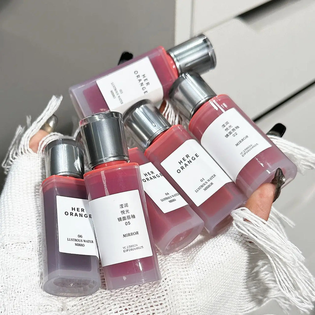 Tinta labial hidratante Herorange con acabado gloss y textura acuosa; efecto labios voluminosos y brillantes (tipo cristal). Fórmula de larga duración que no reseca