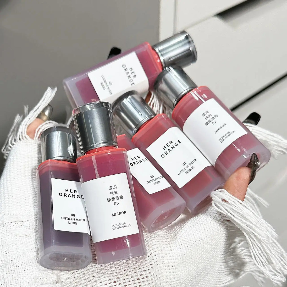 Tinta labial hidratante Herorange con acabado gloss y textura acuosa; efecto labios voluminosos y brillantes (tipo cristal). Fórmula de larga duración que no reseca