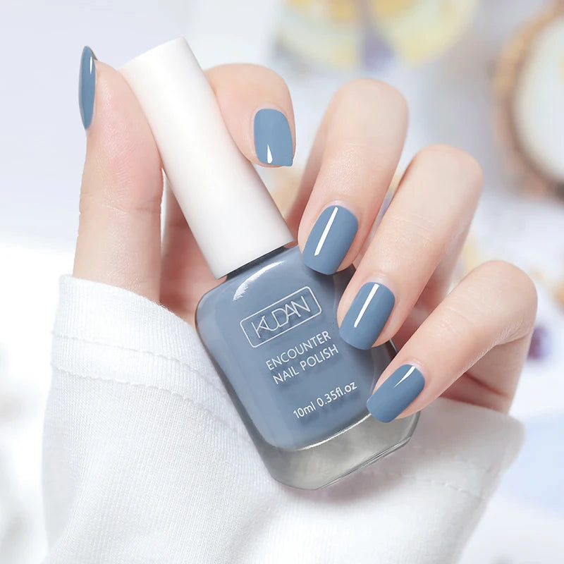 Esmalte de uñas de 10 ml a base de agua, de secado rápido y larga duración; fórmula saludable con efecto iluminador; no requiere lámpara de secado.