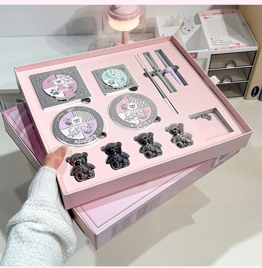 Los sets de maquillaje facial ART VALUE incluyen: 4 labiales tipo "lip mud", 1 lápiz de cejas, 1 máscara de pestañas, 1 gel con color para cejas, 1 polvo compacto, 1 colorete, 1 producto para contorno y 1 sombra de ojos.