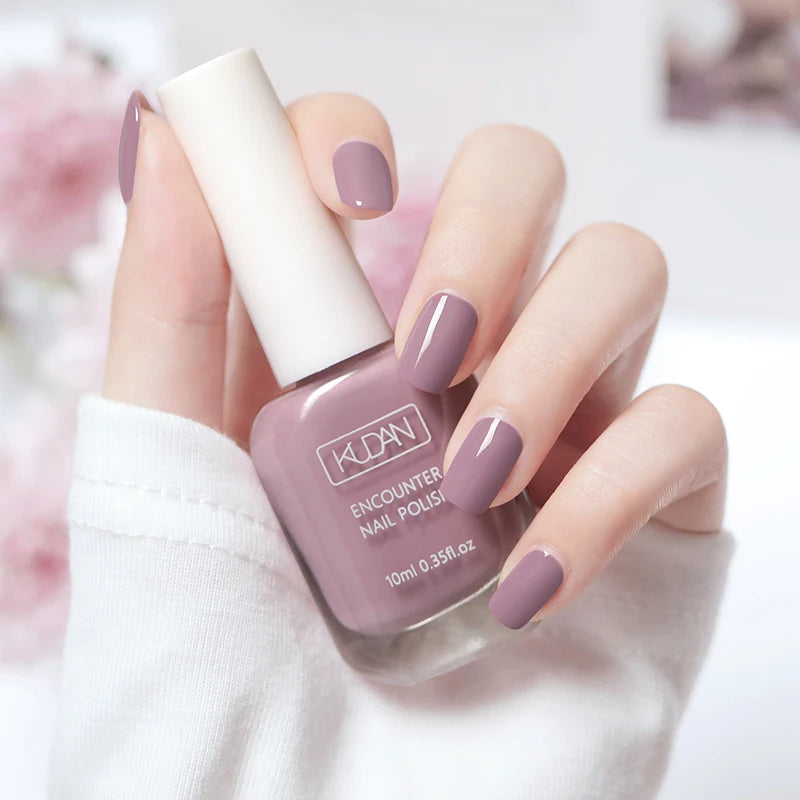 Esmalte de uñas de 10 ml a base de agua, de secado rápido y larga duración; fórmula saludable con efecto iluminador; no requiere lámpara de secado.