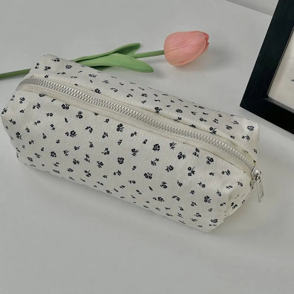 Estuche para lápices de gran capacidad con diseño floral fresco; bolsa multifuncional para guardar artículos de papelería y material escolar.