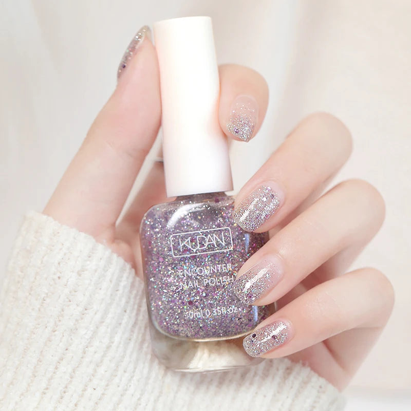 Esmalte de uñas de 10 ml a base de agua, de secado rápido y larga duración; fórmula saludable con efecto iluminador; no requiere lámpara de secado.