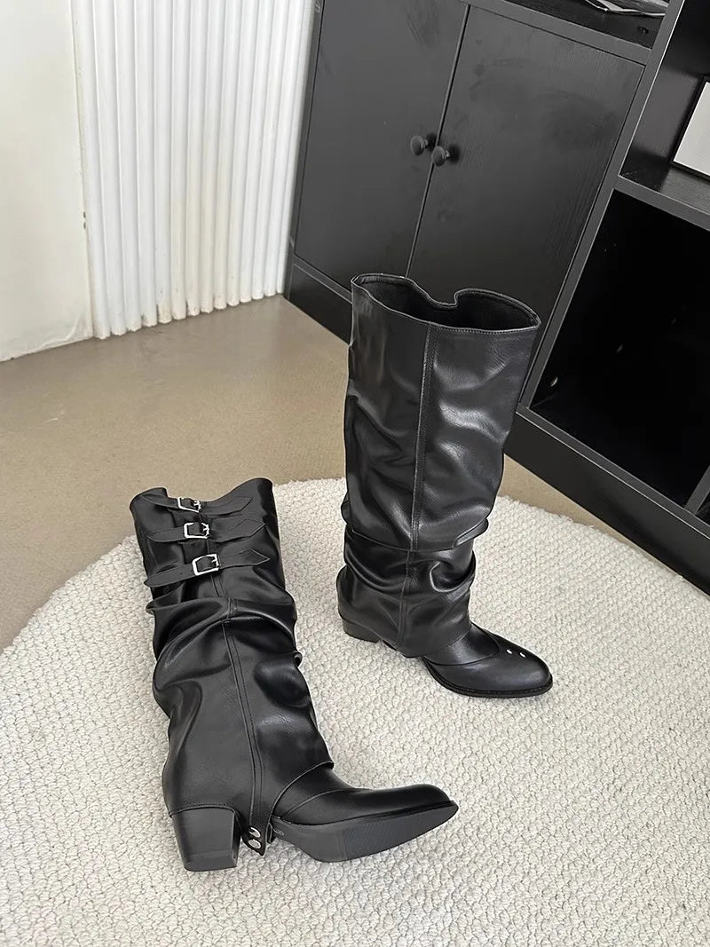 Botas altas negras para mujer, estilo gótico Y2K y punk "Wasteland", con remaches y estética vintage tipo motero y western.