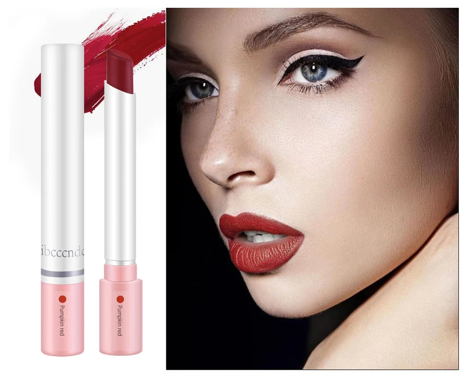 Set de maquillaje de labios de 4 colores: labiales, tintas y brillos labiales; fórmula mate, resistente al agua y de larga duración.