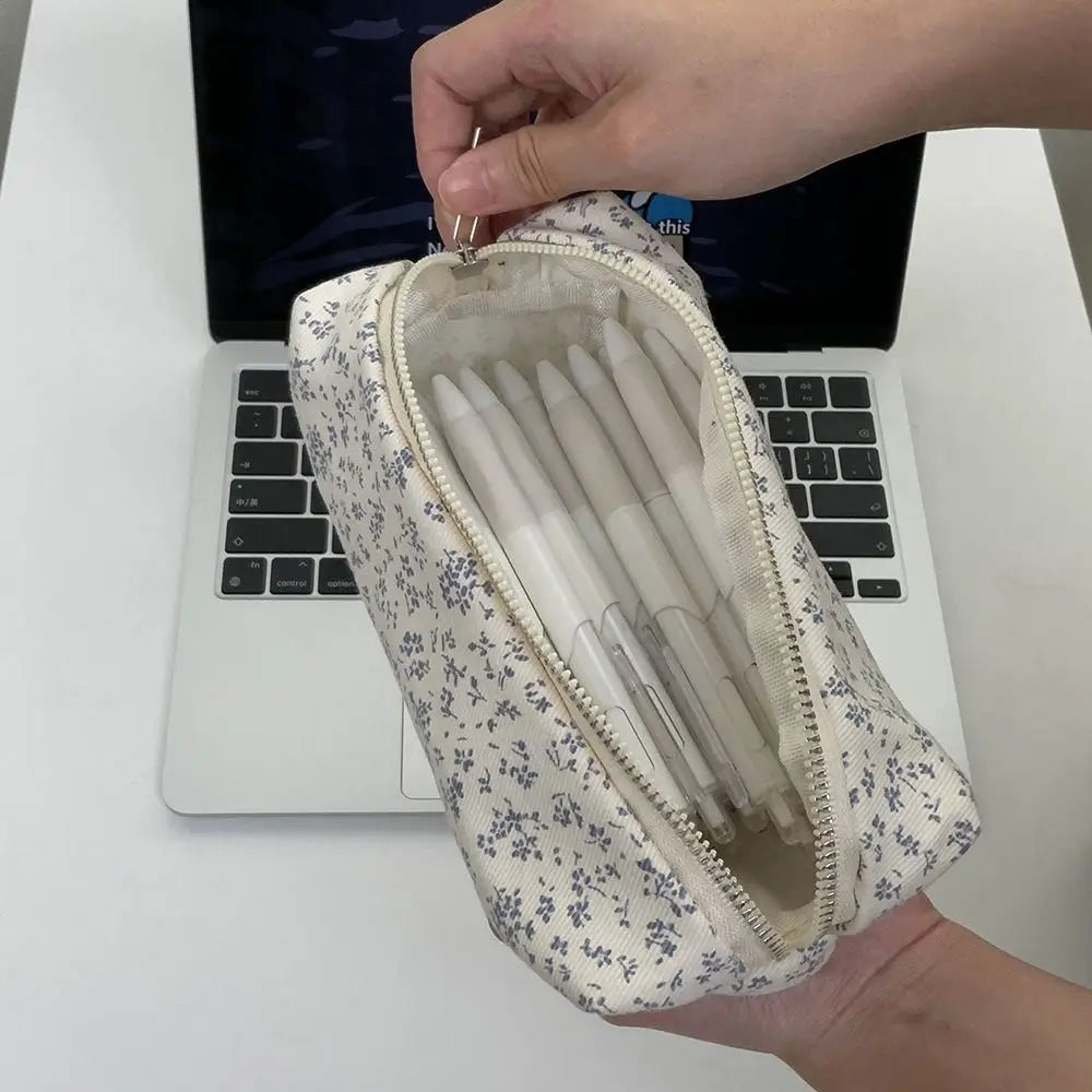 Estuche para lápices de gran capacidad con diseño floral fresco; bolsa multifuncional para guardar artículos de papelería y material escolar.