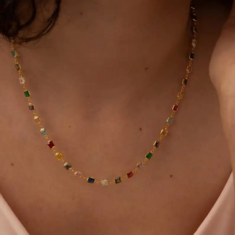 Gargantilla estilo hip hop para mujer: cadena tipo tenis con circonitas cúbicas multicolor (efecto arcoíris), acabado en tono dorado y alta calidad.
