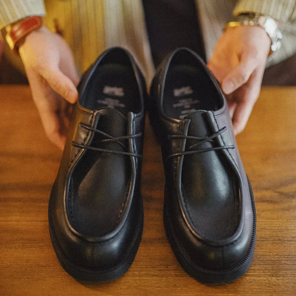 Zapatos Derby negros de estilo vintage para hombre de la marca Maden; modelo de piel con cordones, puntera redonda y diseño británico, ideales para la oficina o entornos profesionales.
