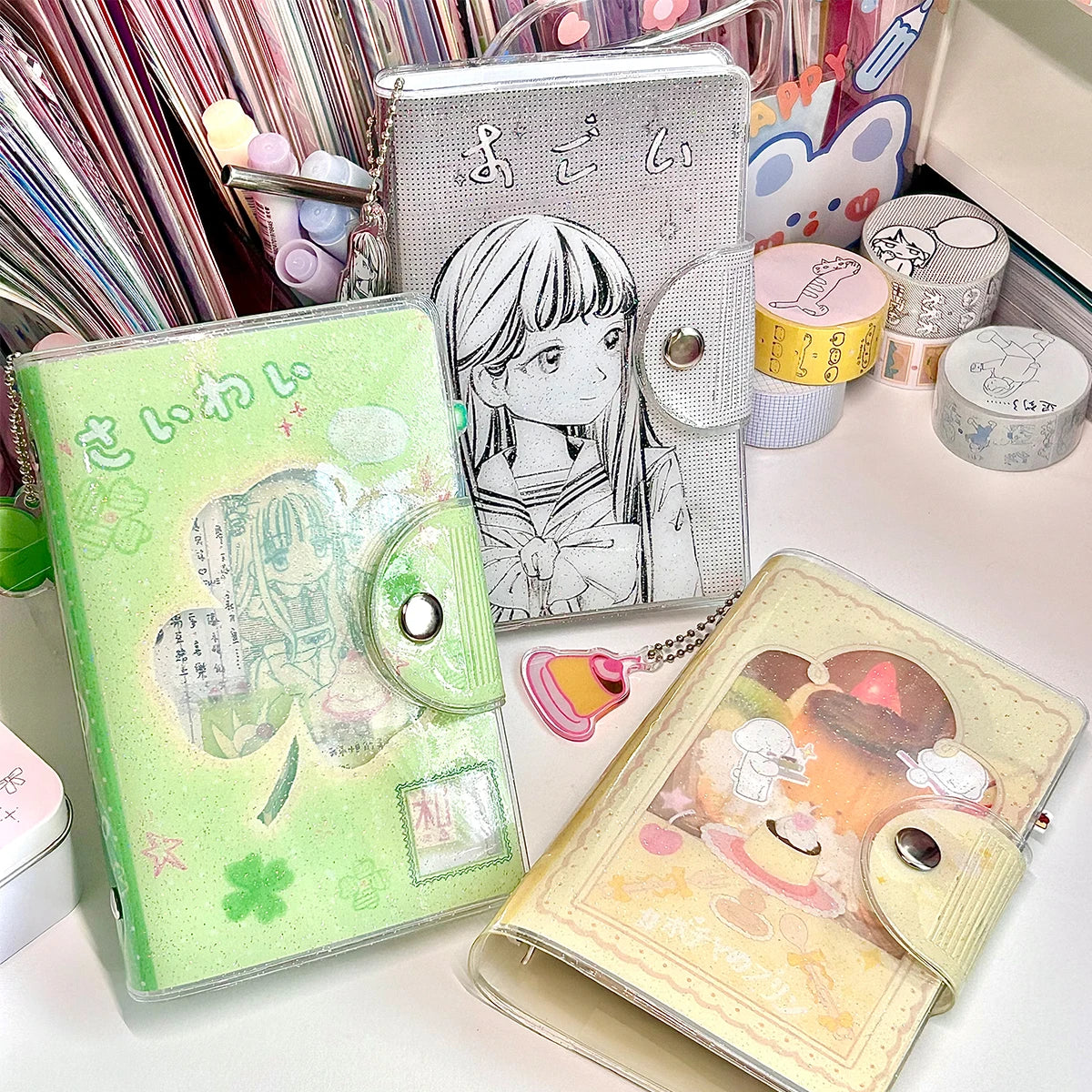 Carpeta WAKAWAKA tamaño A7 con diseño de trébol de cuatro hojas y chica; cuaderno de hojas intercambiables con cubierta de PVC brillante, incluye bolsillo para almacenamiento de pegatinas; portátil.