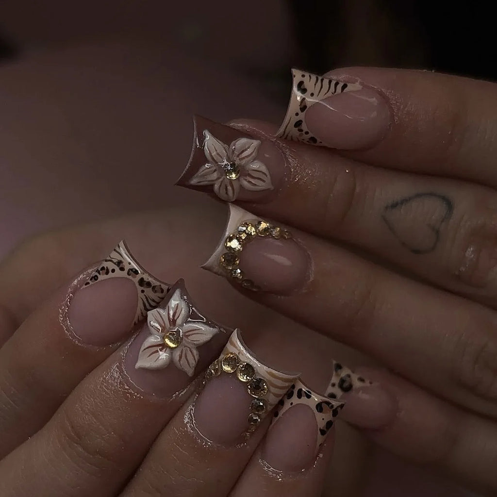 Set de 24 uñas postizas cuadradas cortas estilo francés con estampado de leopardo, flores y diseño de diamantes (estilo "Spicy Girl")