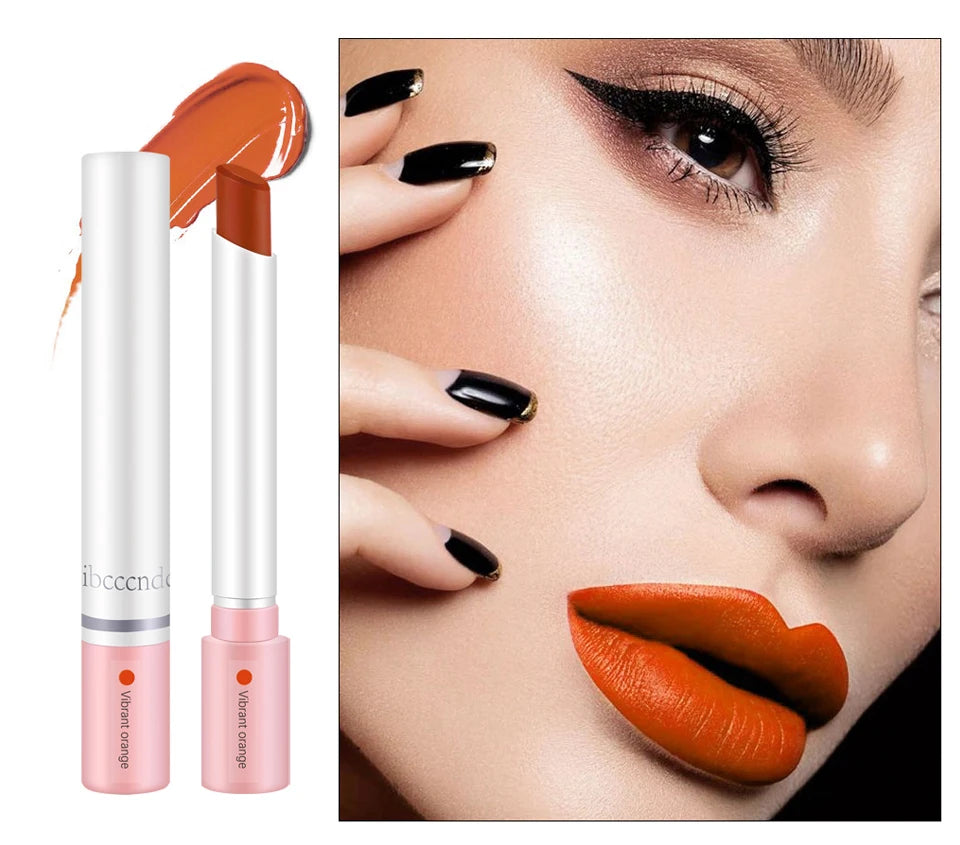 Set de maquillaje de labios de 4 colores: labiales, tintas y brillos labiales; fórmula mate, resistente al agua y de larga duración.