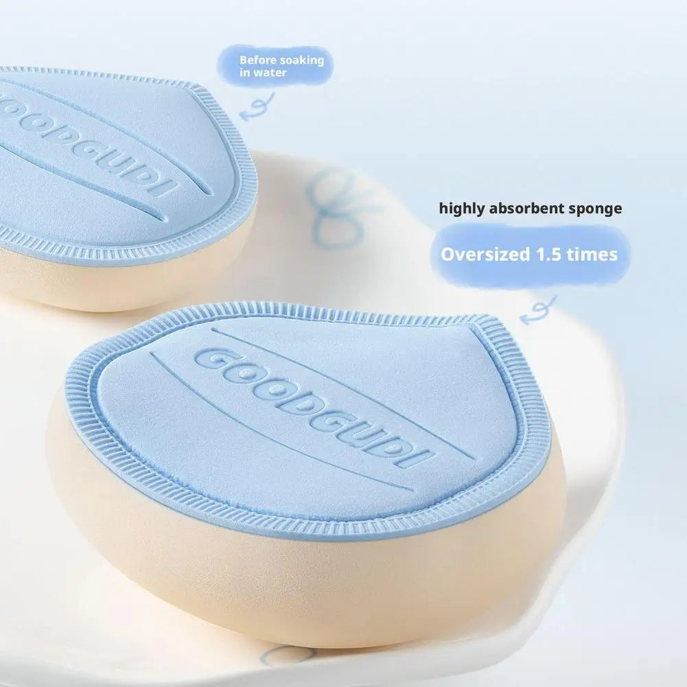 Esponja de maquillaje para base líquida; herramienta versátil para aplicación en seco y húmedo.
