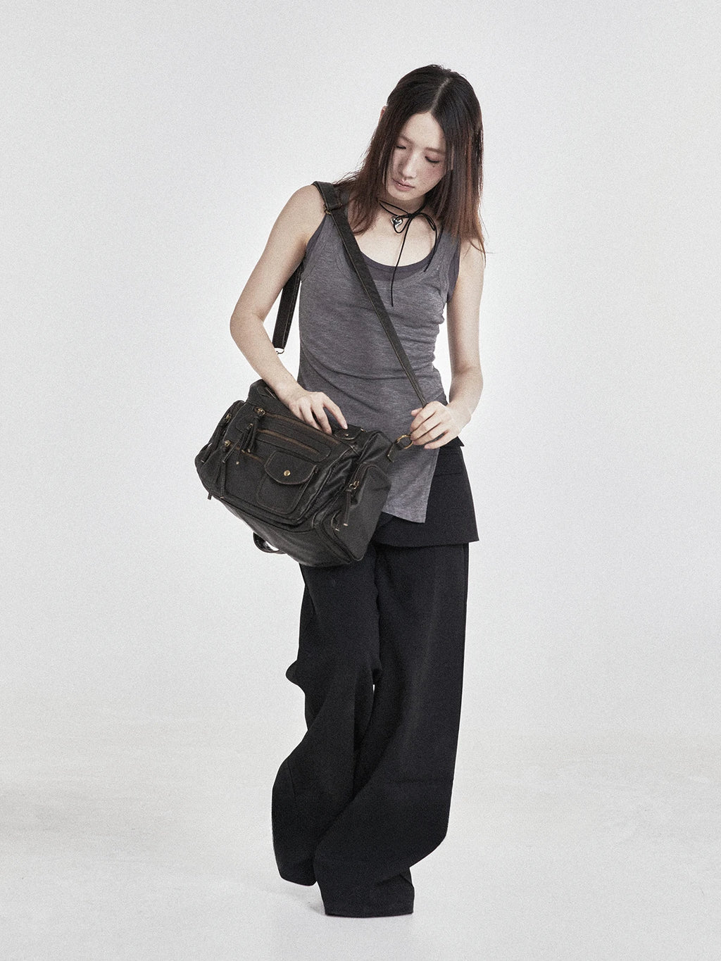 Bolso de hombro, tendencia retro Y2K, de gran capacidad y acabado lavado con efecto desgastado.