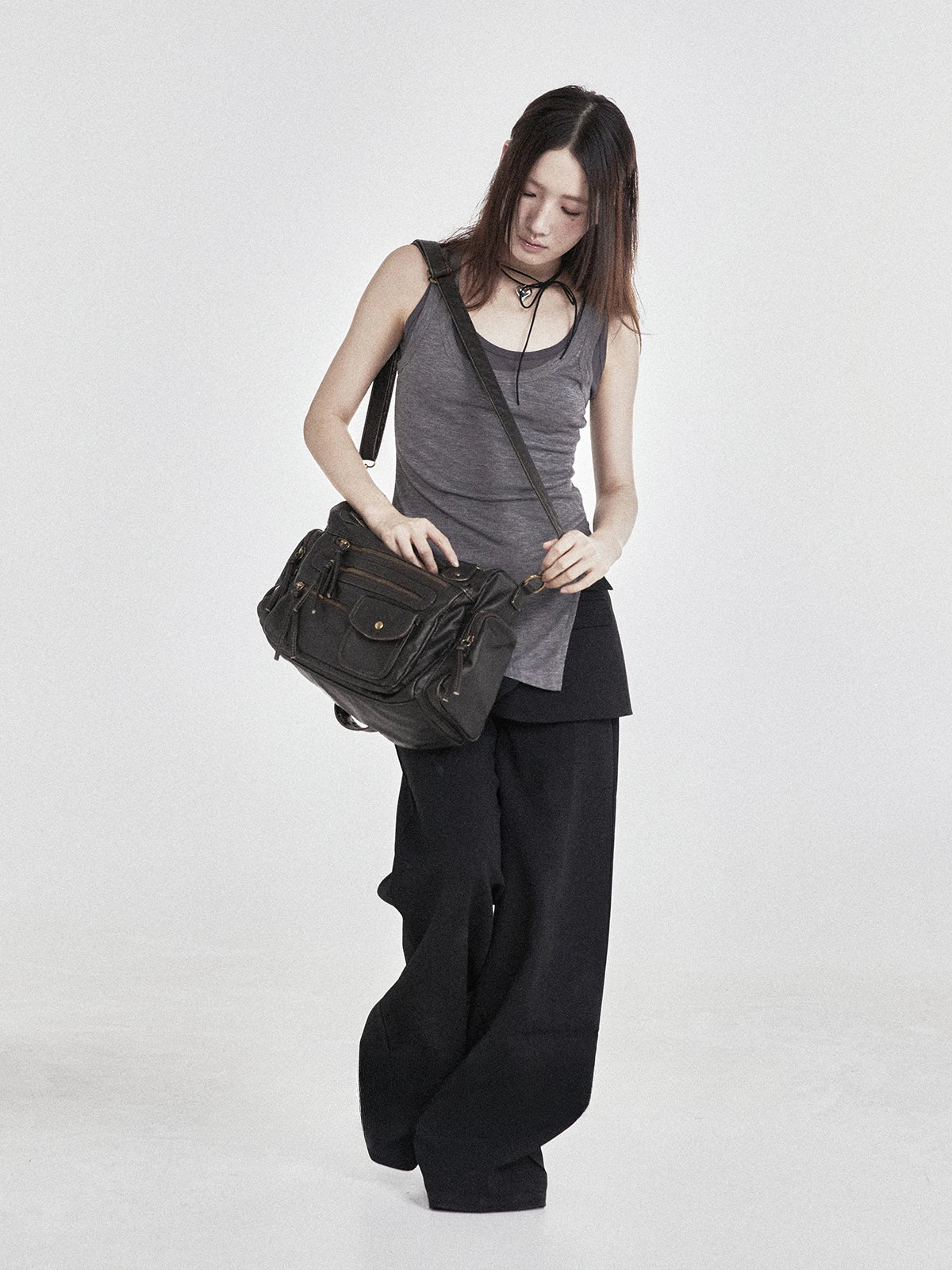 Bolso de hombro, tendencia retro Y2K, de gran capacidad y acabado lavado con efecto desgastado.