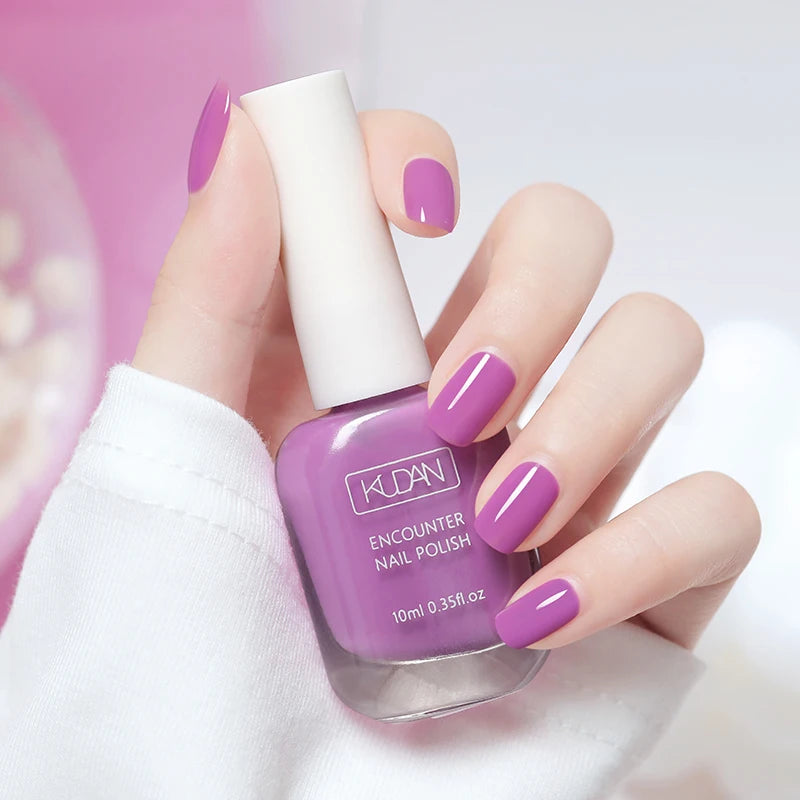 Esmalte de uñas de 10 ml a base de agua, de secado rápido y larga duración; fórmula saludable con efecto iluminador; no requiere lámpara de secado.