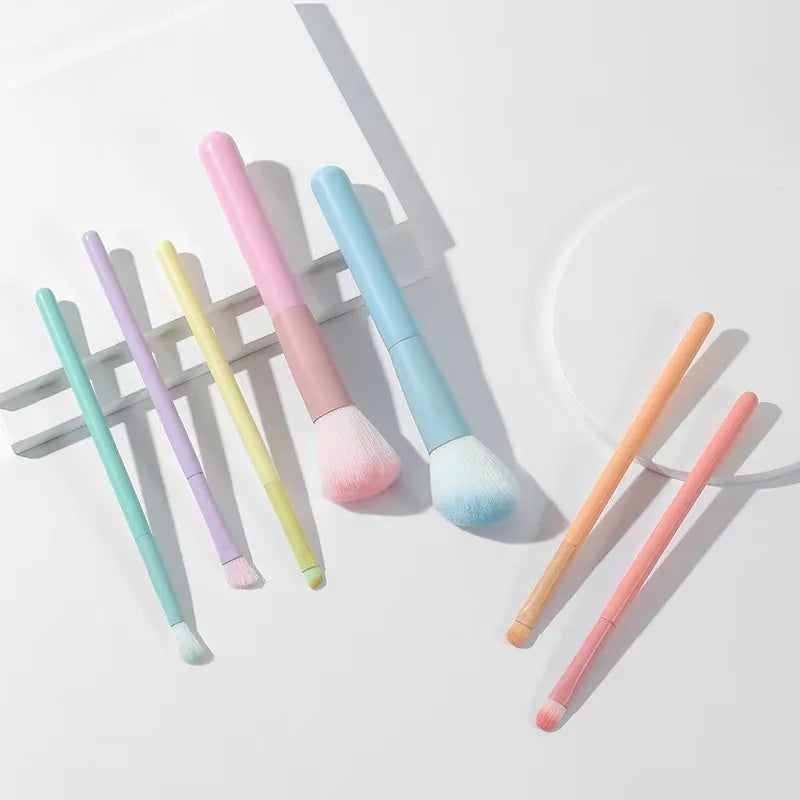 Un juego completo de herramientas de maquillaje que incluye 7 brochas de colores, polvos sueltos, productos para contorno, sombras de ojos, brochas para cejas, etc.