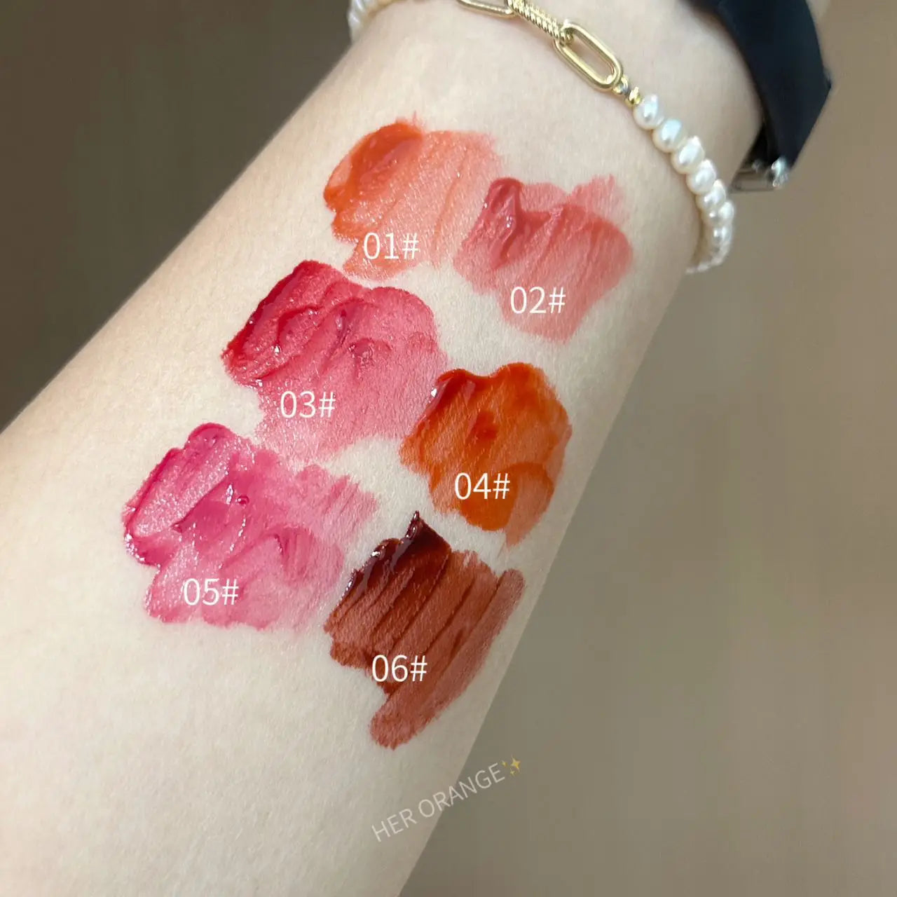 Tinta labial hidratante Herorange con acabado gloss y textura acuosa; efecto labios voluminosos y brillantes (tipo cristal). Fórmula de larga duración que no reseca