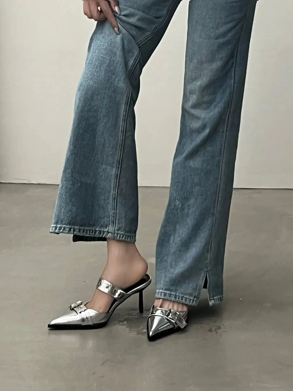 Nuevas sandalias de verano con punta y tacón fino; diseño tipo zapato cerrado en la puntera y abierto en el talón, en color plateado.
