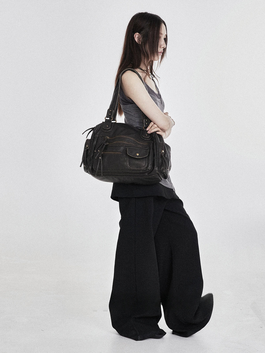 Bolso de hombro, tendencia retro Y2K, de gran capacidad y acabado lavado con efecto desgastado.