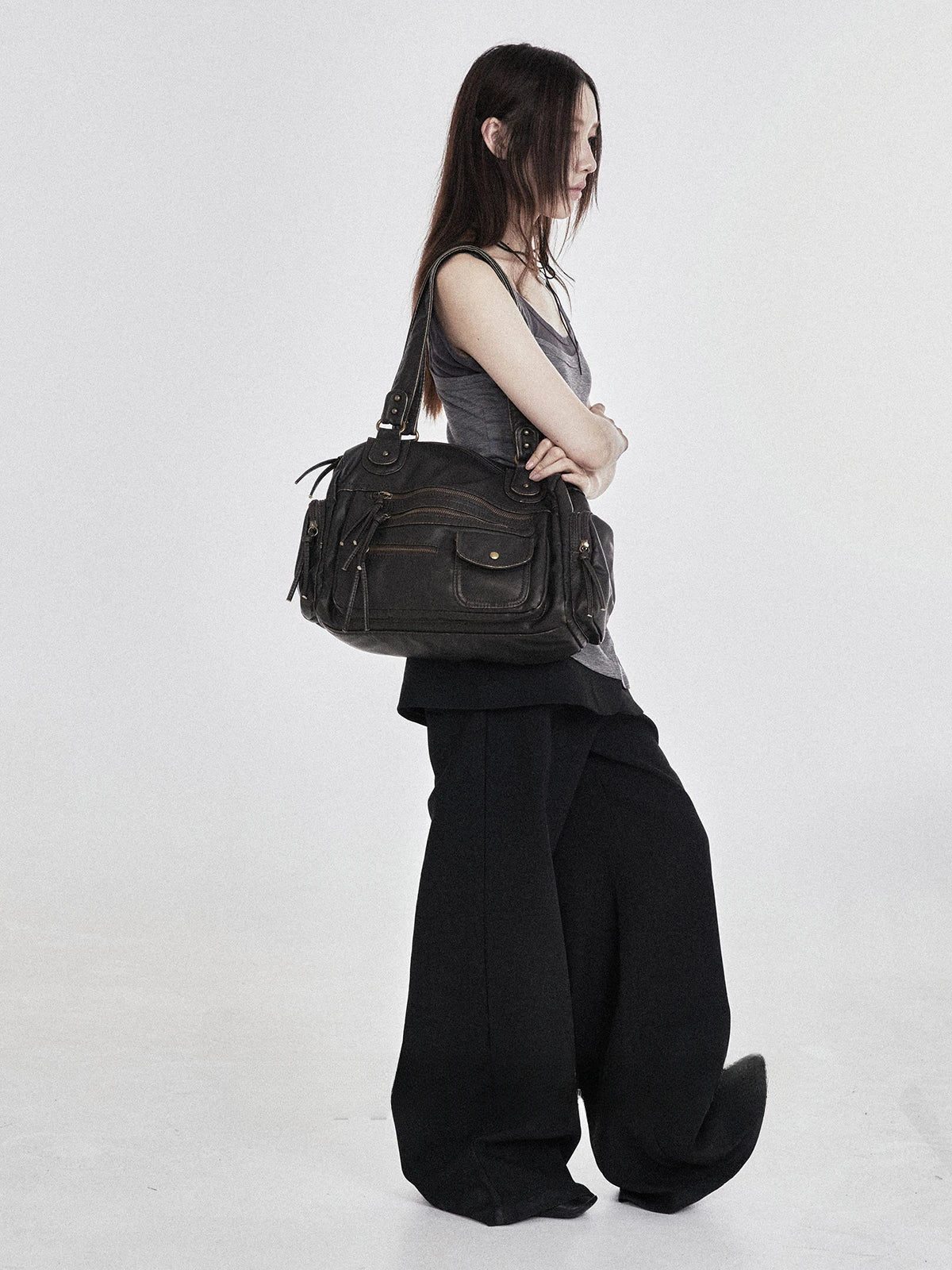 Bolso de hombro, tendencia retro Y2K, de gran capacidad y acabado lavado con efecto desgastado.