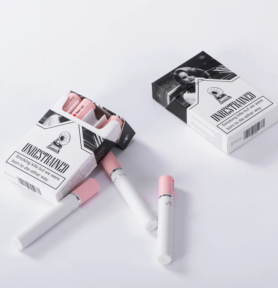 Set de maquillaje de labios de 4 colores: labiales, tintas y brillos labiales; fórmula mate, resistente al agua y de larga duración.