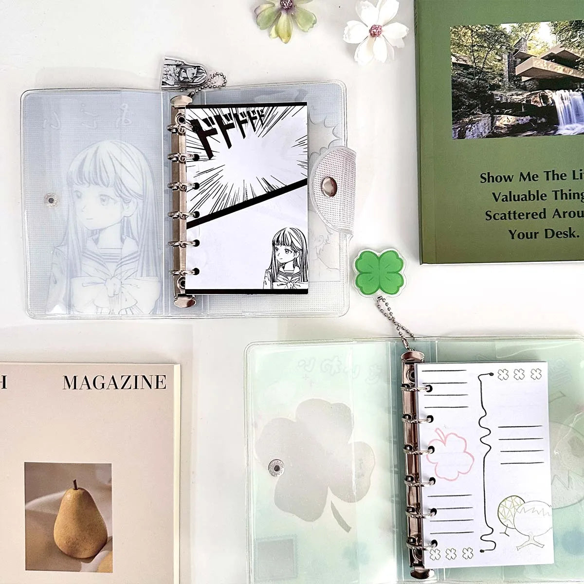 Carpeta WAKAWAKA tamaño A7 con diseño de trébol de cuatro hojas y chica; cuaderno de hojas intercambiables con cubierta de PVC brillante, incluye bolsillo para almacenamiento de pegatinas; portátil.