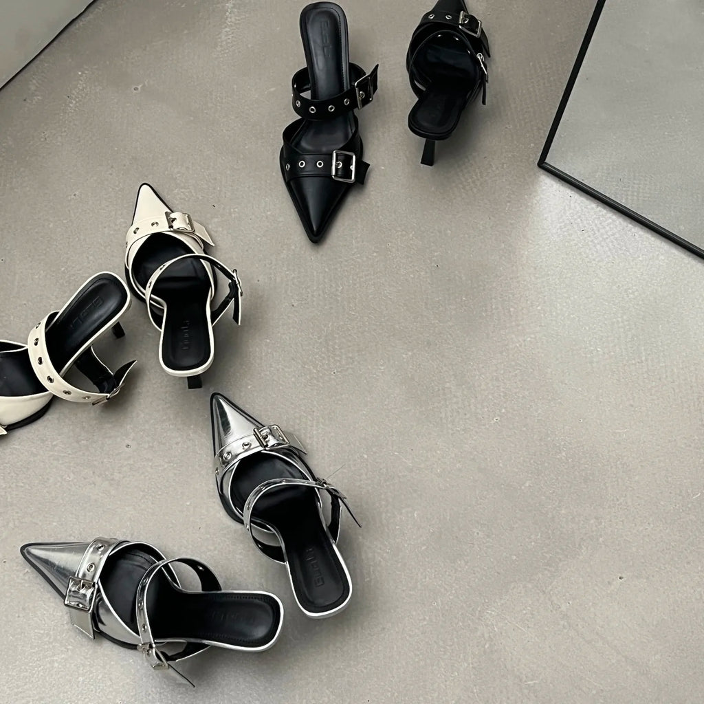Nuevas sandalias de verano con punta y tacón fino; diseño tipo zapato cerrado en la puntera y abierto en el talón, en color plateado.