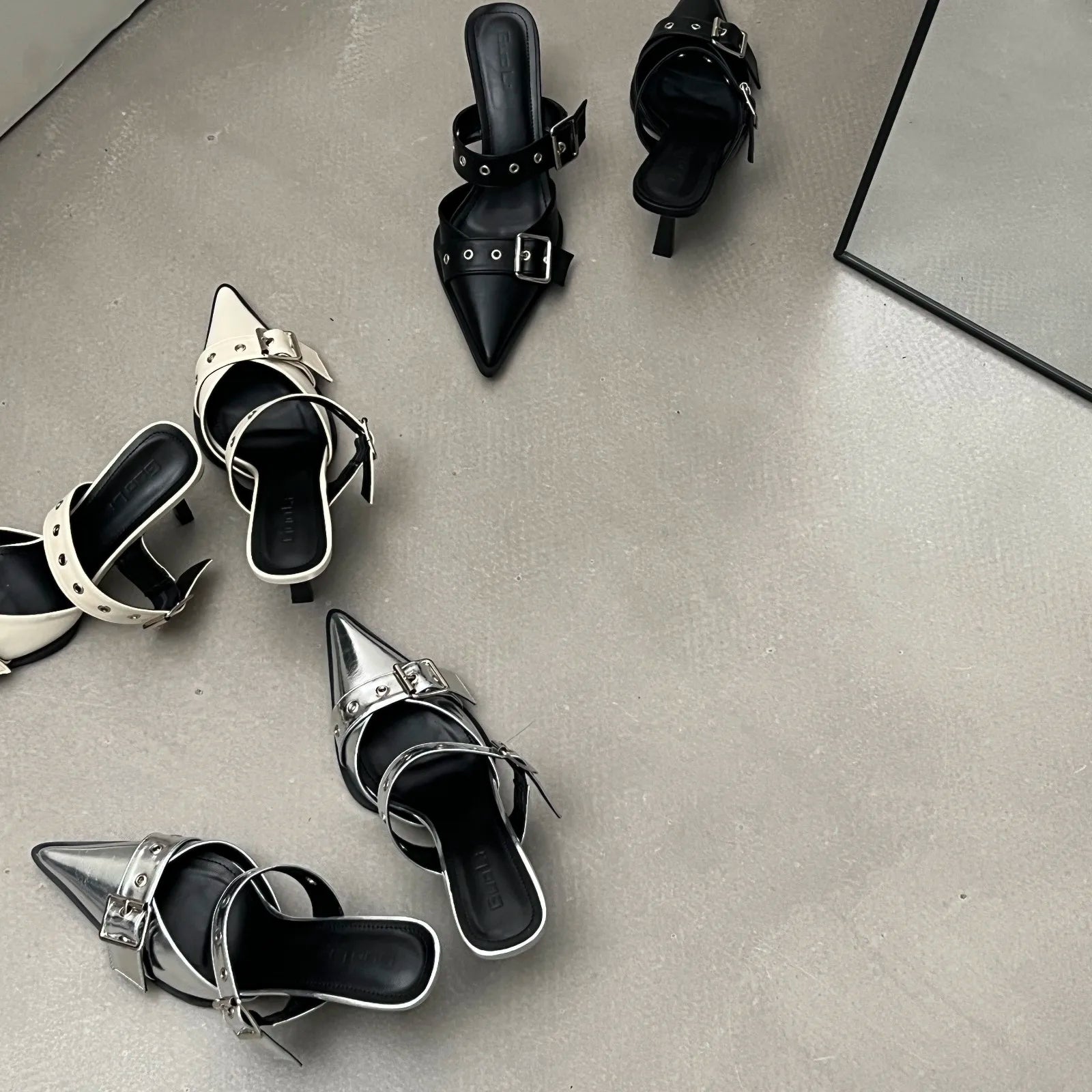 Nuevas sandalias de verano con punta y tacón fino; diseño tipo zapato cerrado en la puntera y abierto en el talón, en color plateado.