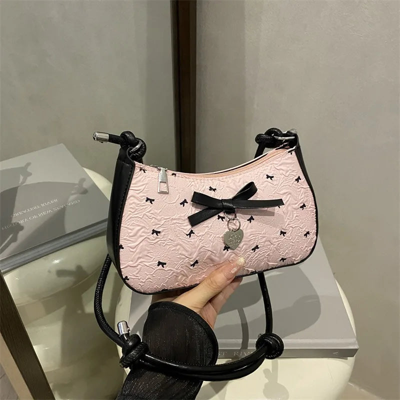 Bolso de hombro pequeño y cuadrado estilo Y2K , con diseño de lazo rosa, un accesorio versátil y moderno.