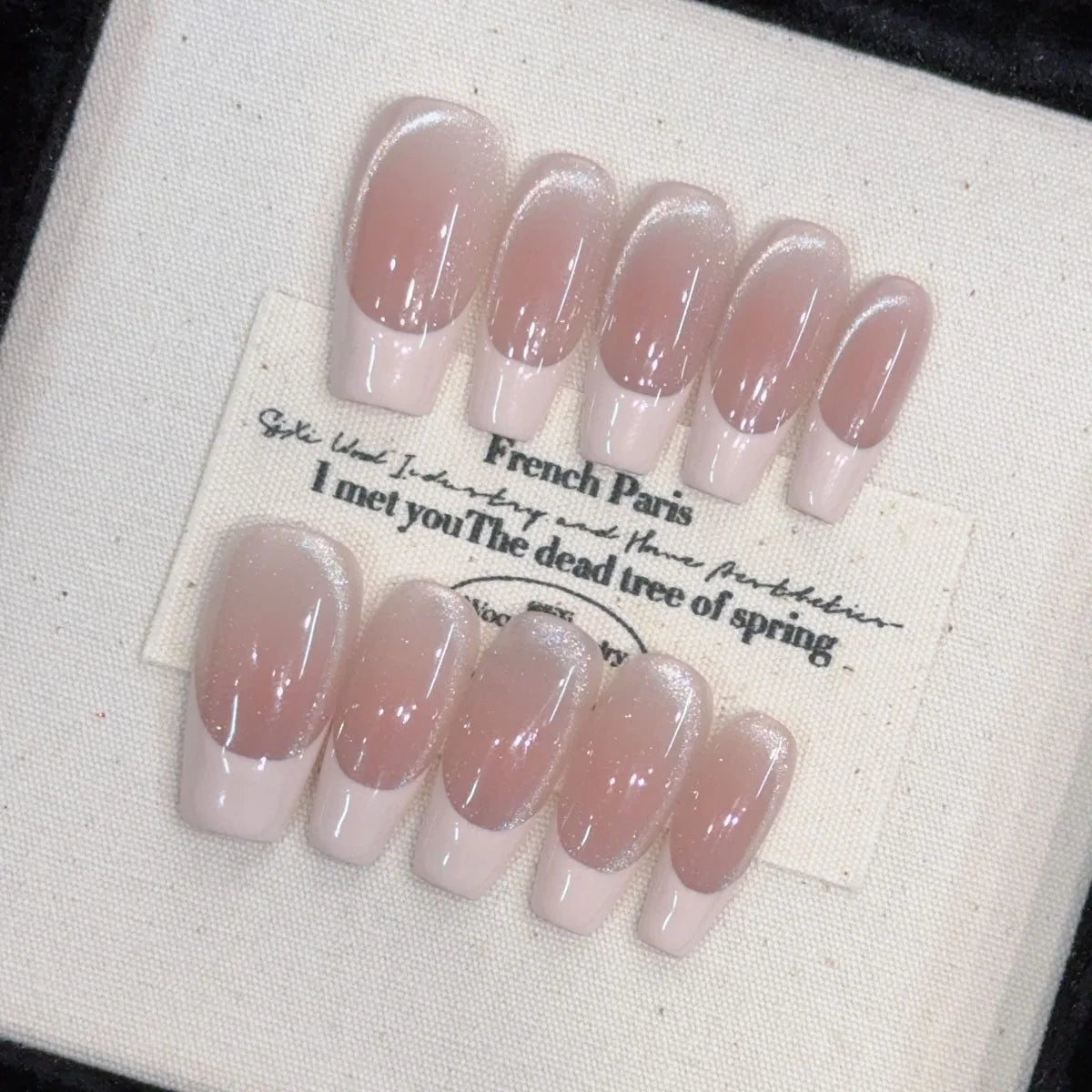 10 piezas de uñas postizas hechas a mano (estilo *press-on*) de longitud media; diseño francés con borde rosa escalonado y efecto ojo de gato brillante; cobertura total para mujeres y chicas.