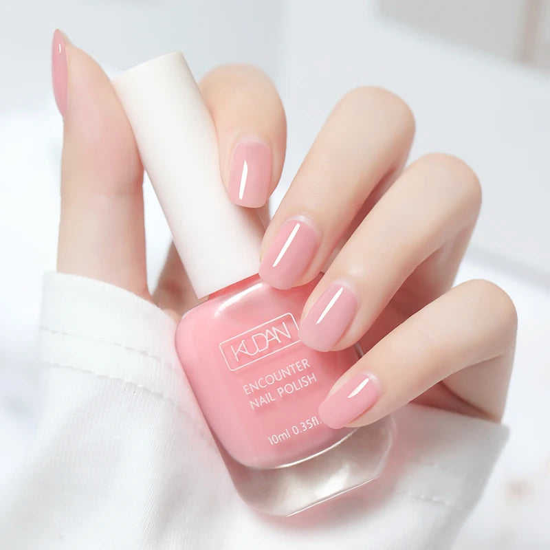 Esmalte de uñas de 10 ml a base de agua, de secado rápido y larga duración; fórmula saludable con efecto iluminador; no requiere lámpara de secado.