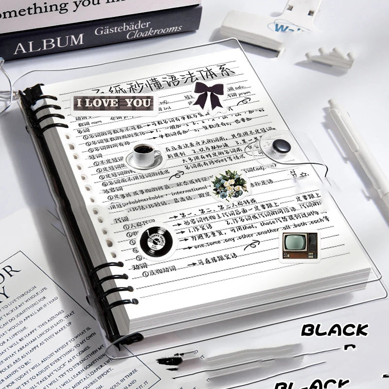 Cuaderno A5 de hojas sueltas (60 hojas/120 páginas) con cubierta de piel sintética flexible y translúcida, anillas desmontables y rayado horizontal.