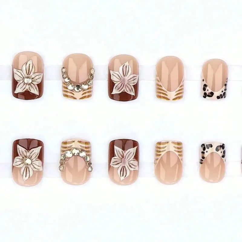 Set de 24 uñas postizas cuadradas cortas estilo francés con estampado de leopardo, flores y diseño de diamantes (estilo "Spicy Girl")