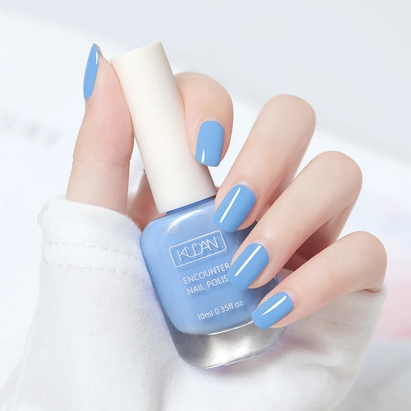 Esmalte de uñas de 10 ml a base de agua, de secado rápido y larga duración; fórmula saludable con efecto iluminador; no requiere lámpara de secado.