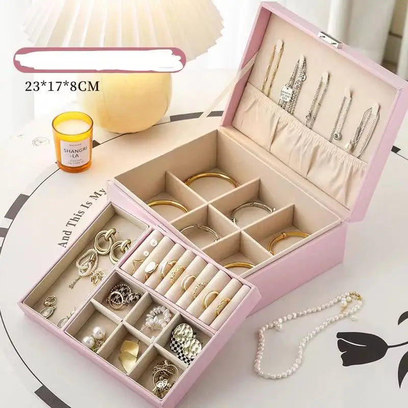1 caja para guardar joyas (collares y pendientes); opción ideal para regalo.