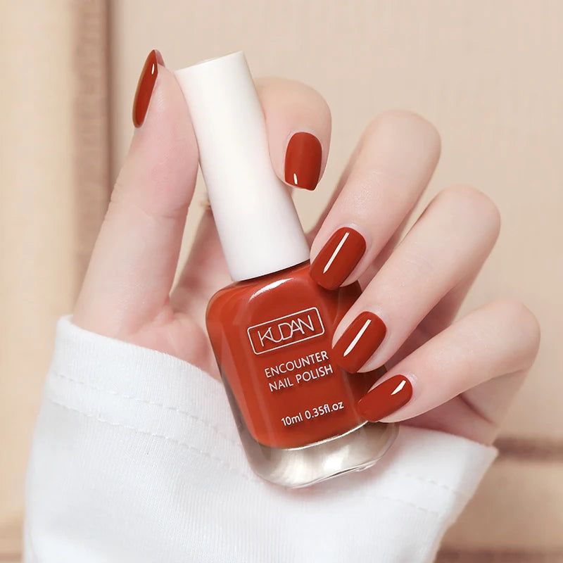 Esmalte de uñas de 10 ml a base de agua, de secado rápido y larga duración; fórmula saludable con efecto iluminador; no requiere lámpara de secado.