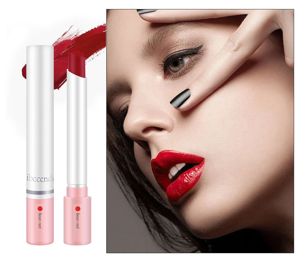 Set de maquillaje de labios de 4 colores: labiales, tintas y brillos labiales; fórmula mate, resistente al agua y de larga duración.
