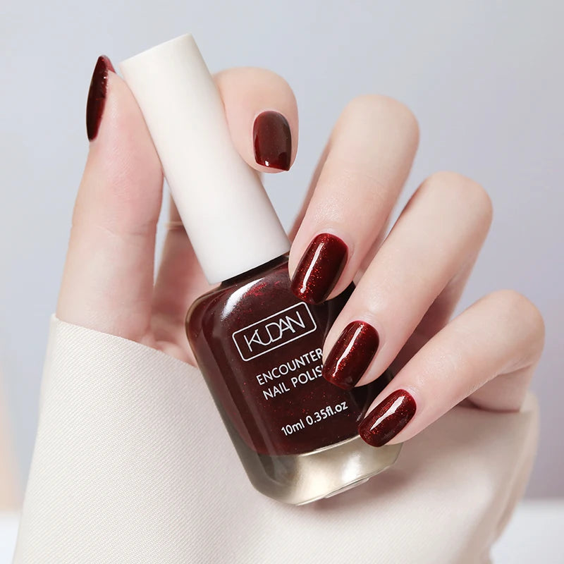 Esmalte de uñas de 10 ml a base de agua, de secado rápido y larga duración; fórmula saludable con efecto iluminador; no requiere lámpara de secado.