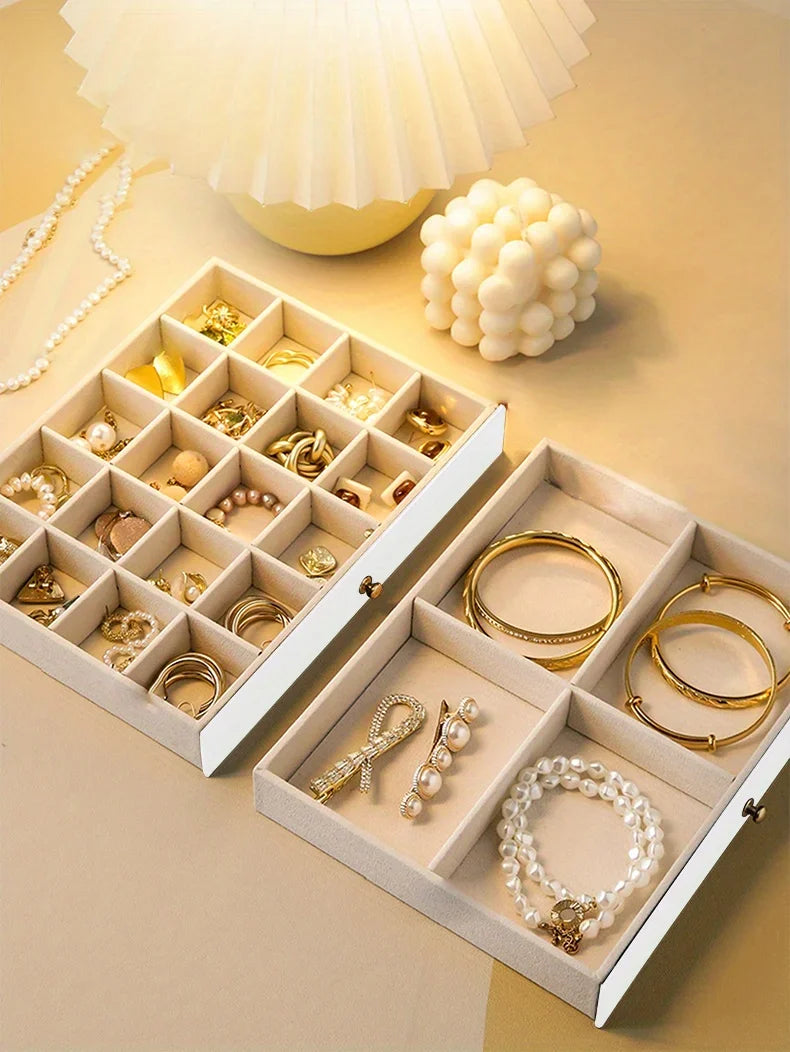 1 caja para guardar joyas (collares y pendientes); opción ideal para regalo.