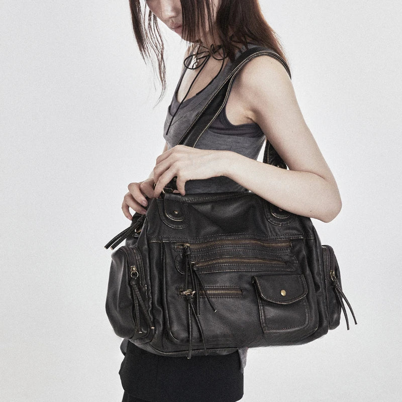 Bolso de hombro, tendencia retro Y2K, de gran capacidad y acabado lavado con efecto desgastado.