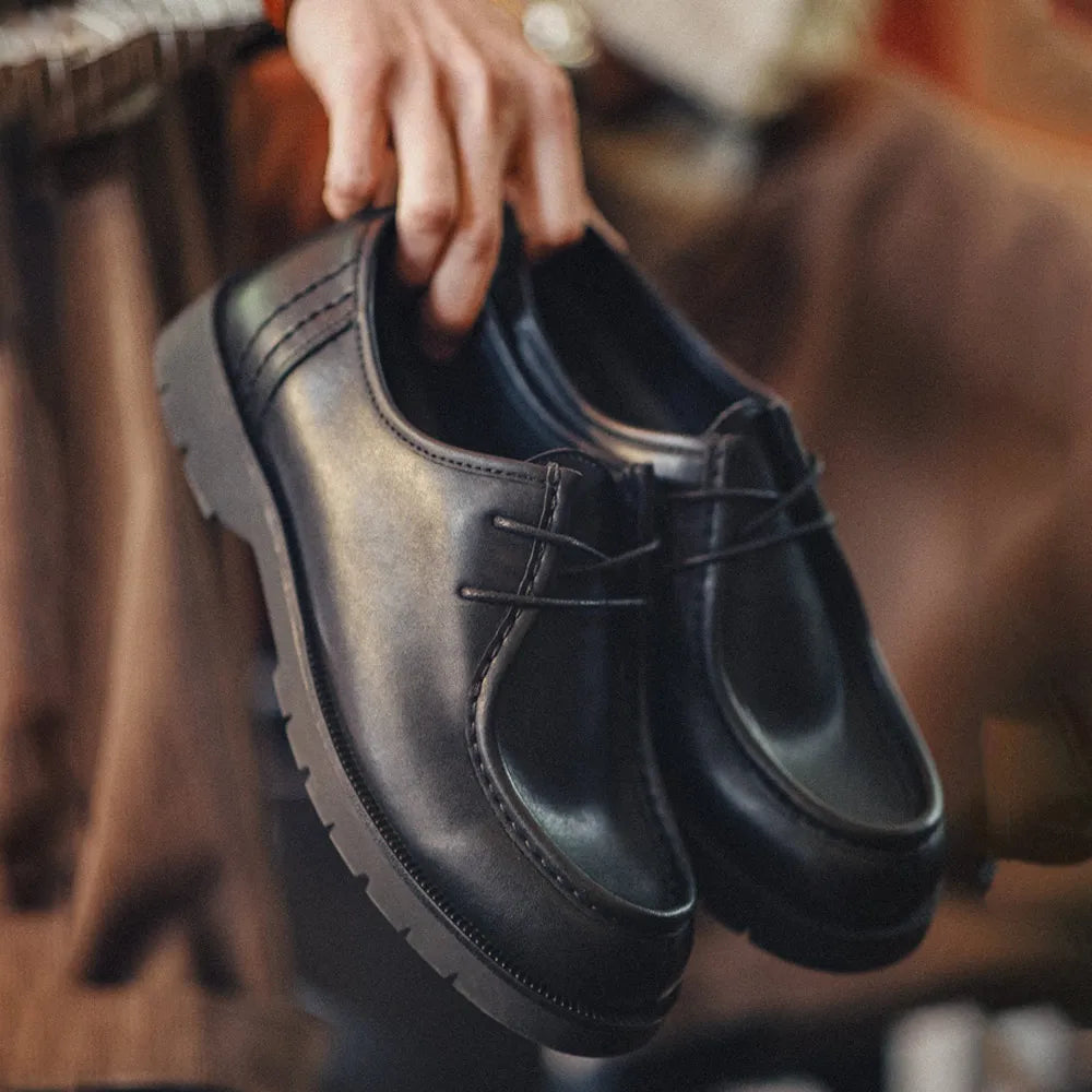 Zapatos Derby negros de estilo vintage para hombre de la marca Maden; modelo de piel con cordones, puntera redonda y diseño británico, ideales para la oficina o entornos profesionales.
