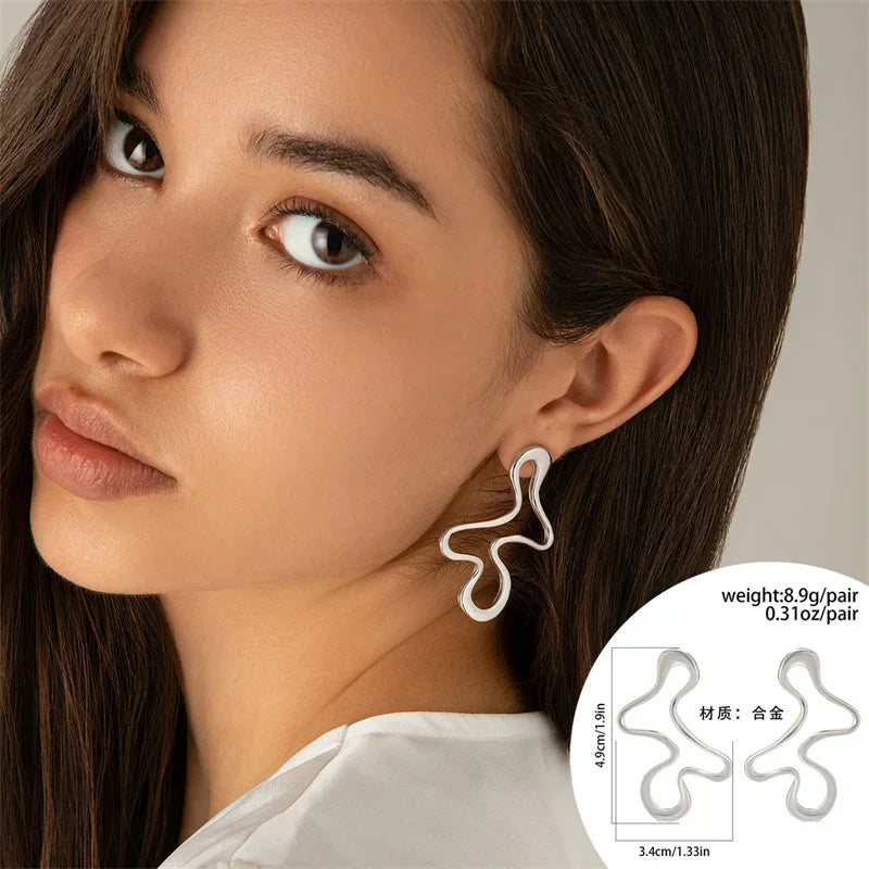 Pendientes de botón minimalistas de metal con diseño geométrico irregular y calado; estilo punk llamativo en color dorado; joyería con encanto para mujer.