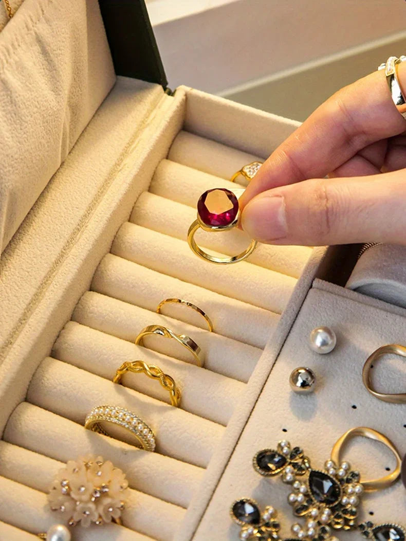 1 caja para guardar joyas (collares y pendientes); opción ideal para regalo.